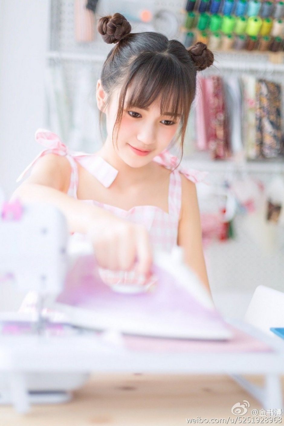 00后萌妹子金书漫清新丸子头自拍图片