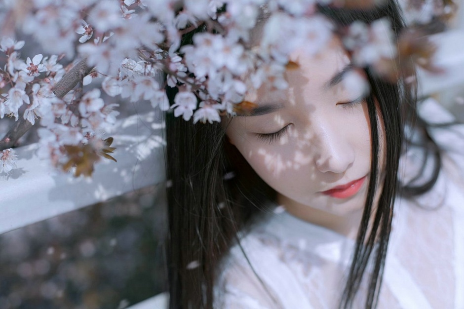 清纯长发甜美少女户外迷人俏皮写真