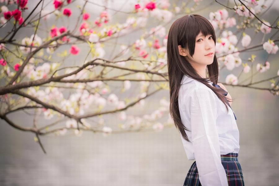 日系清新校园美女樱桃花下美艳动人写真图片