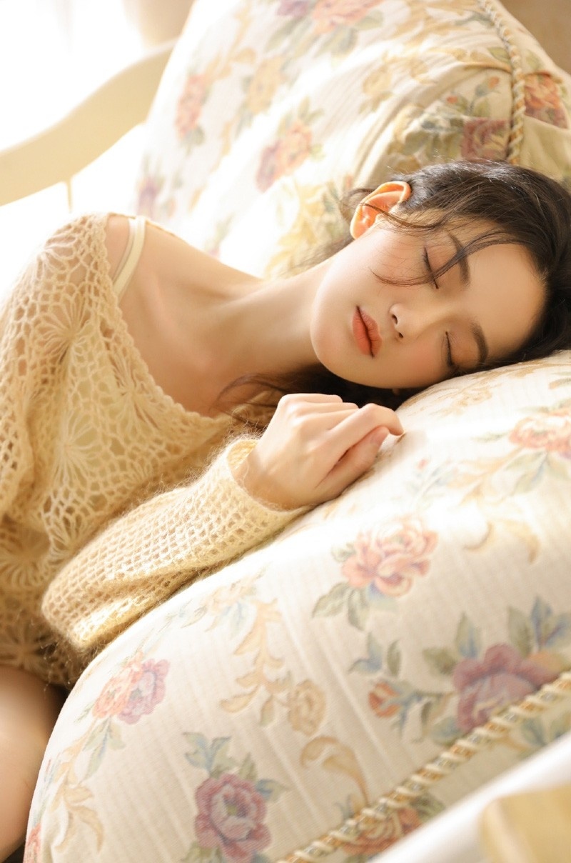 性感香肩混血美女镂空衫美腿真空诱人图片