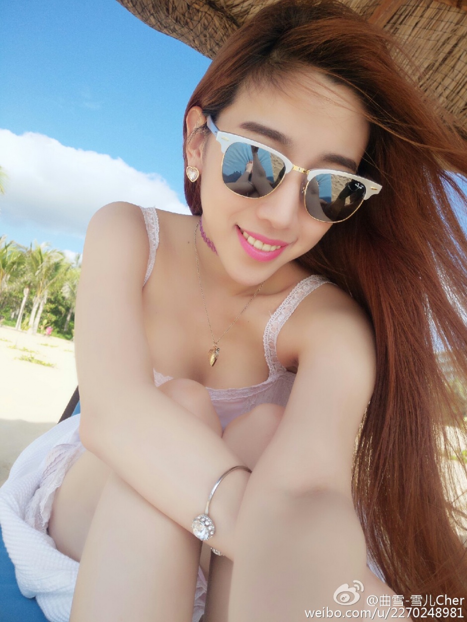 网红女神曲雪腰细腿长高叉牛仔裙诱惑街拍写真