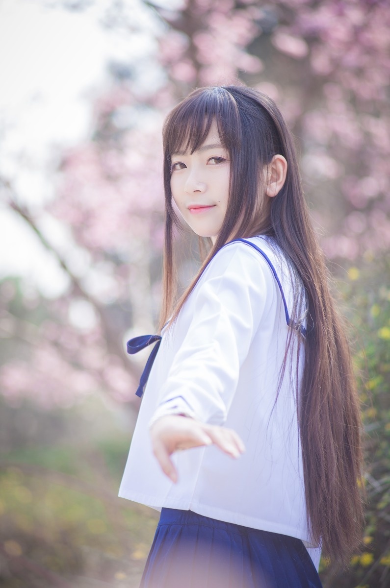 清纯白皙美女校花小露蛮腰性感迷人写真