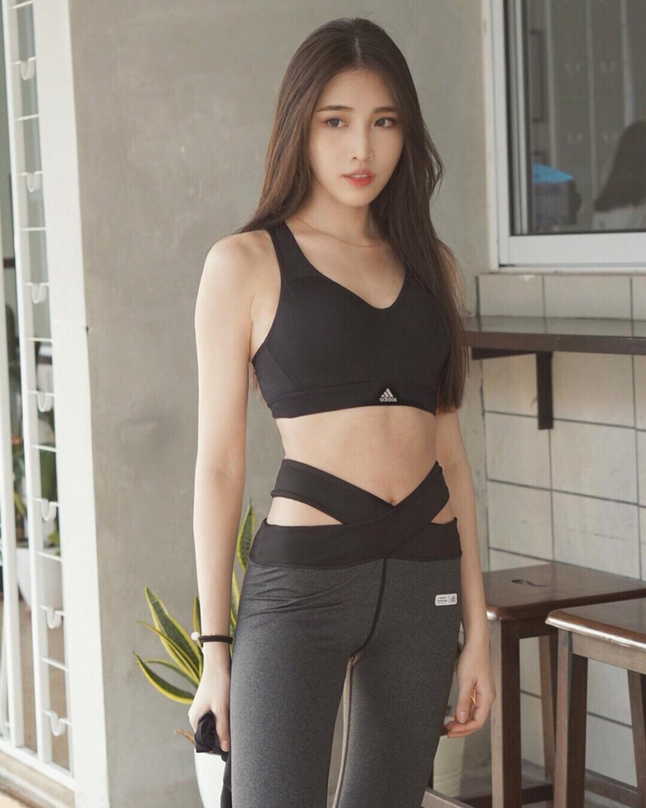 马来西亚女神白嫩大长腿深v低胸性感街拍美图