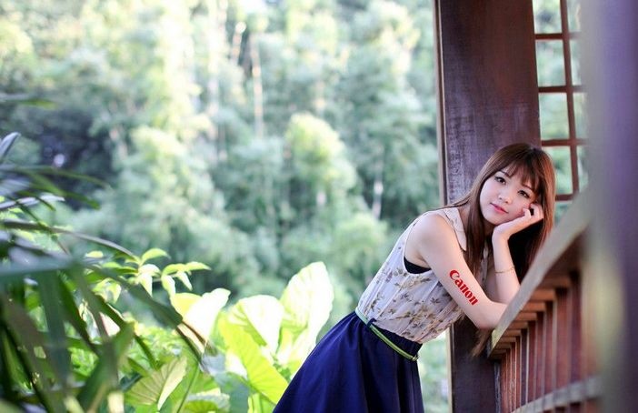 笑容超甜刘海美女户外阳光魅力写真图片