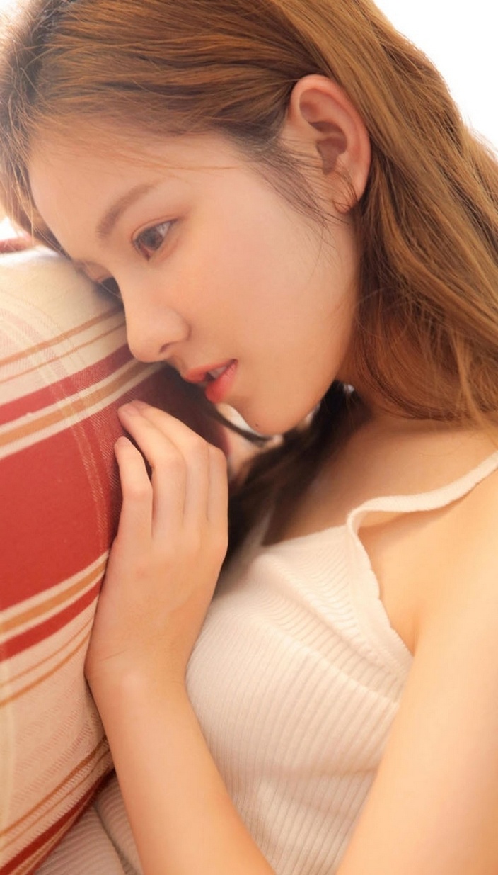 童颜美少女吊带内衣香肩美腿性感写真图片