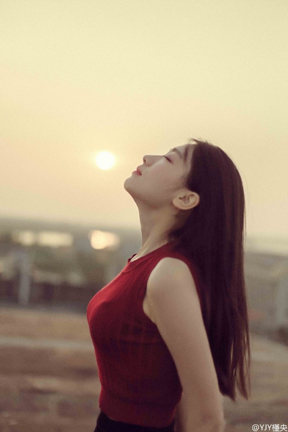 气质女神烈焰红唇迷人写真照