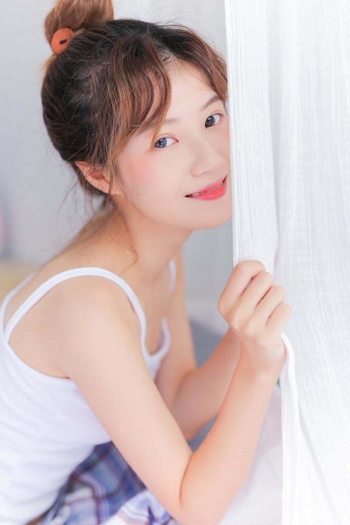 千娇百媚清纯少女性感吊带床上撩人写真图片