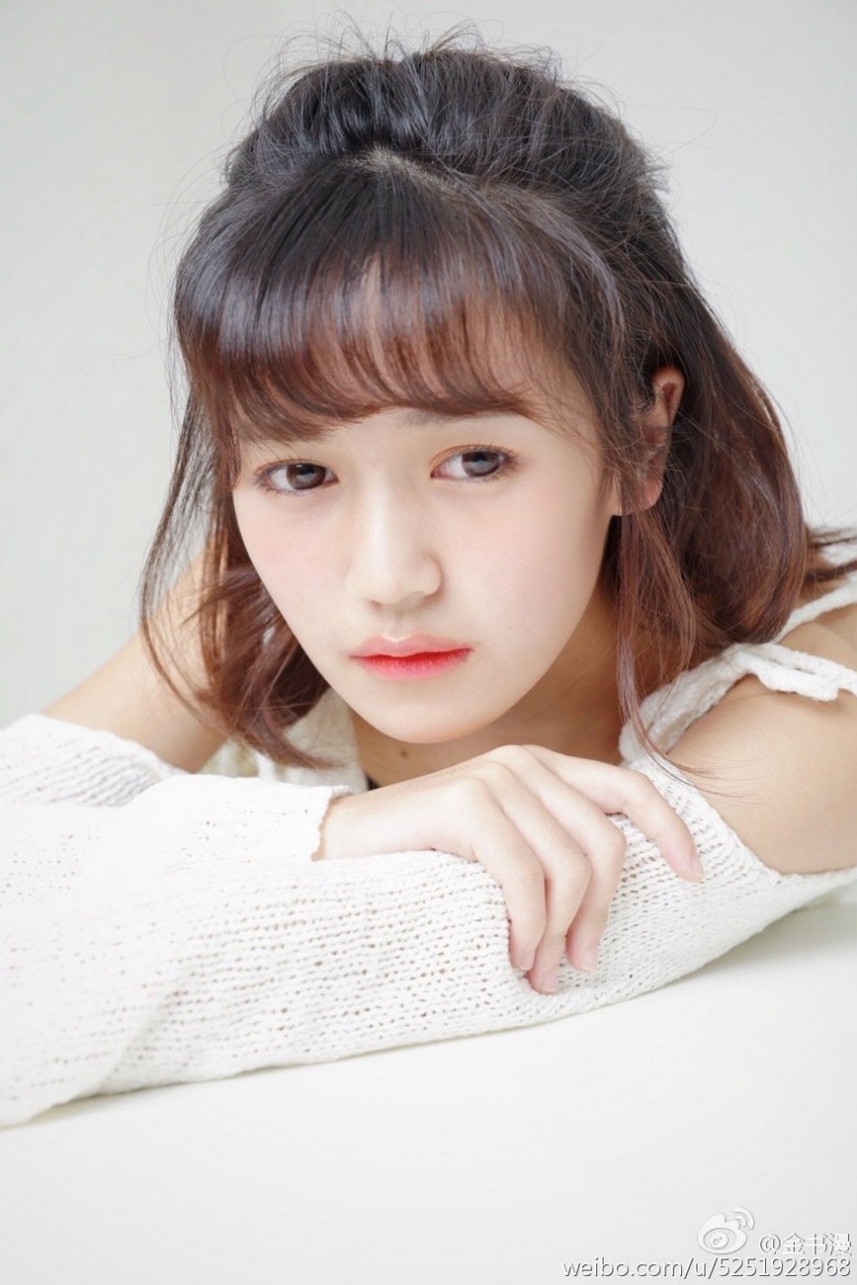 00后萌妹子金书漫清新丸子头自拍图片