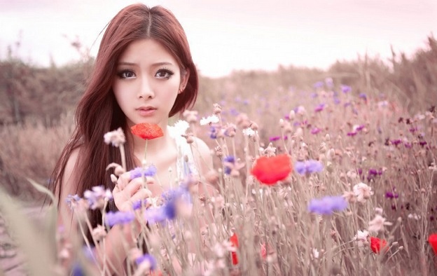 超漂亮的清纯气质混血美女花丛中梦幻写真