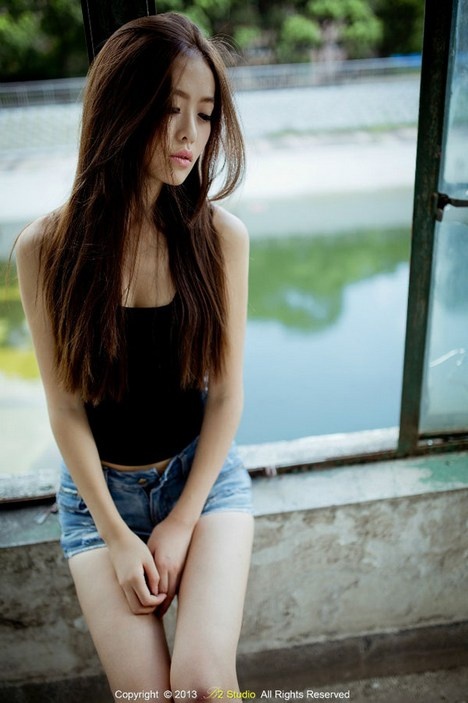 性感长腿美女牛仔热裤个性不羁写真图片