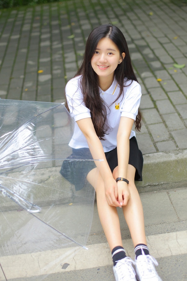 00后清纯长发美女校园洋溢青春活力写真