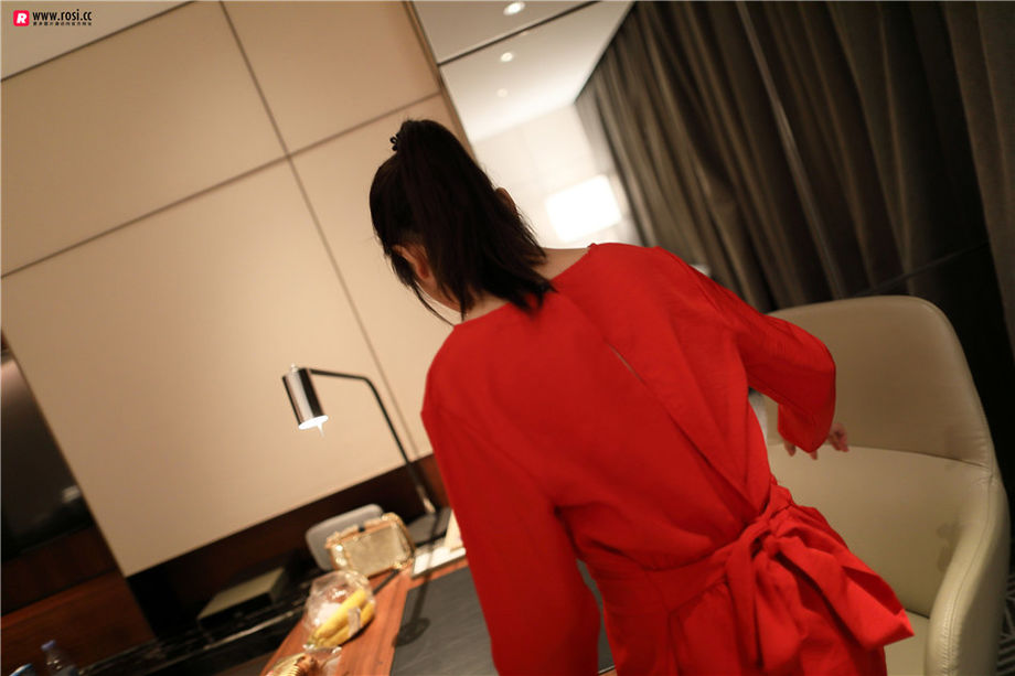 ROSI写真 清纯美女紧致美臀香艳私拍诱惑写真图片