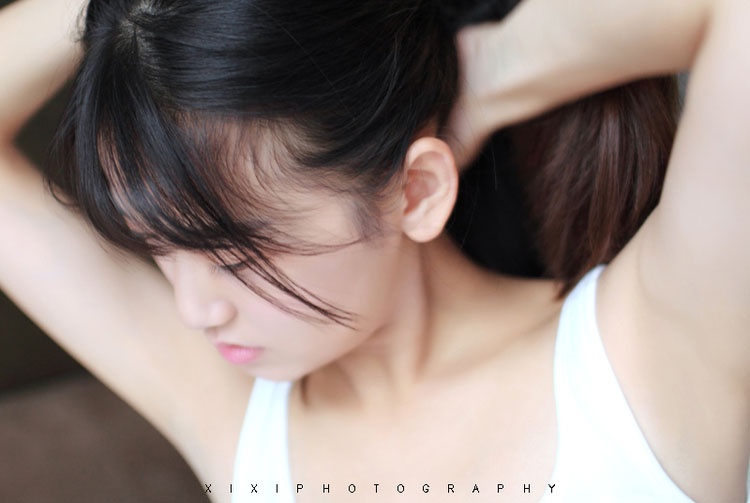 水嫩肌肤美女性感背心床上露胸诱惑