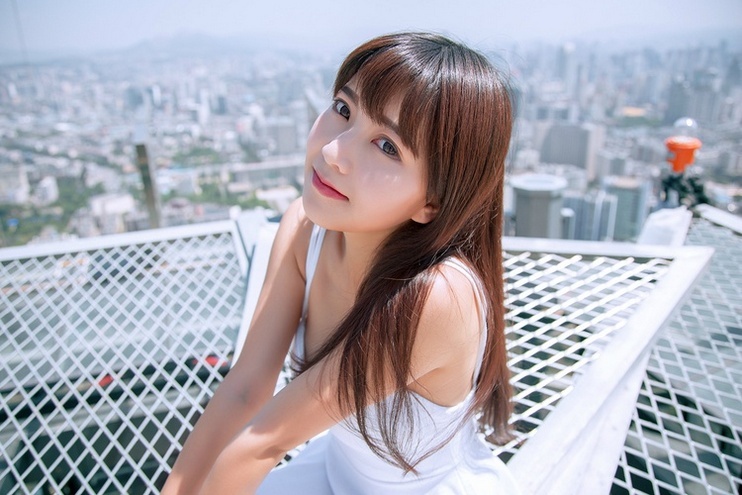 网红美女高台上低胸白色吊带裙迷人写真照