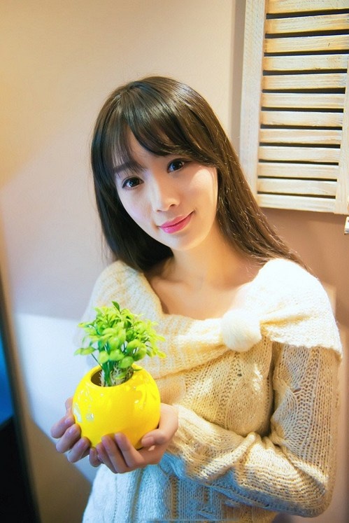 恬静淡然直长发清纯美眉奶茶店休闲美拍