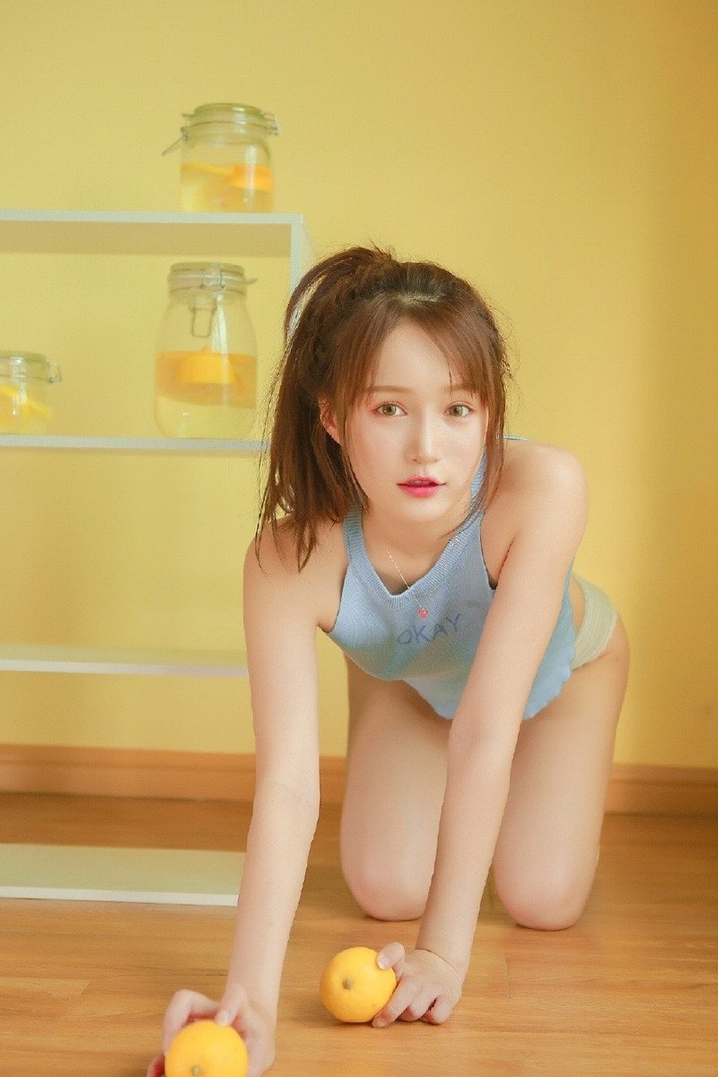 长马尾小翘臀美女粉肩玉腿私房性感写真图片