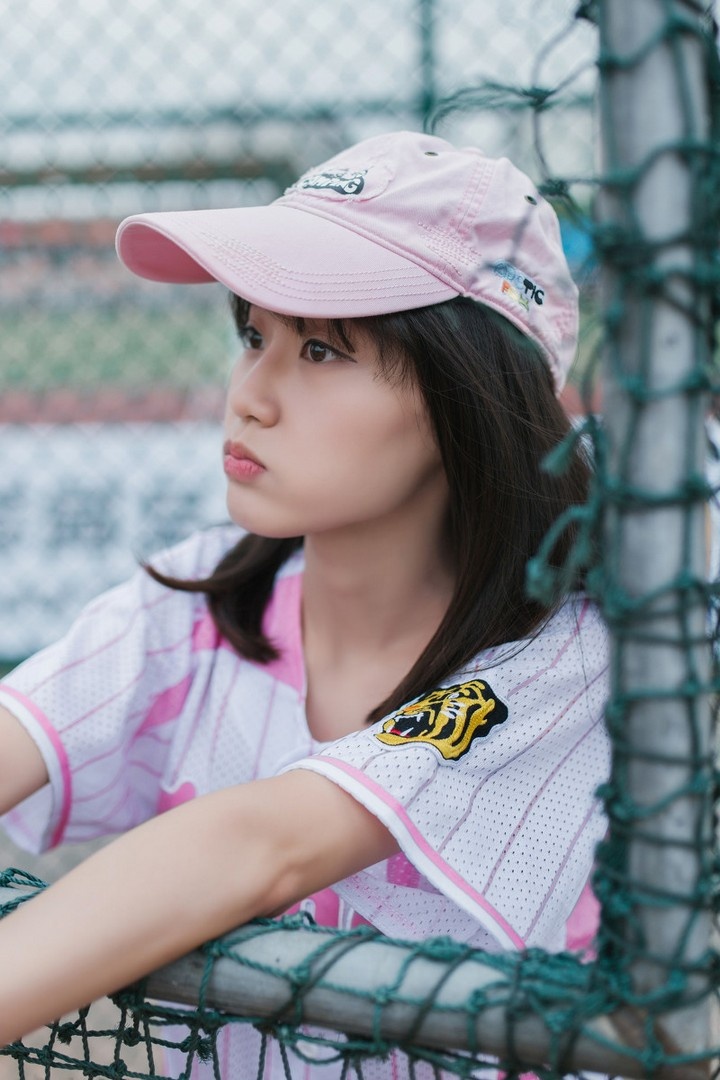 清纯棒球美女青春靓丽操场活力写真图片