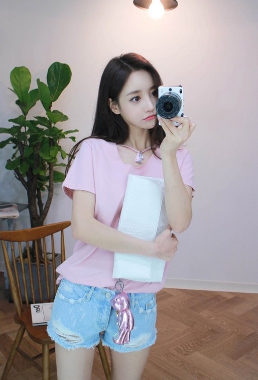 人气美女百变时尚化妆镜前诱人自拍秀美腿