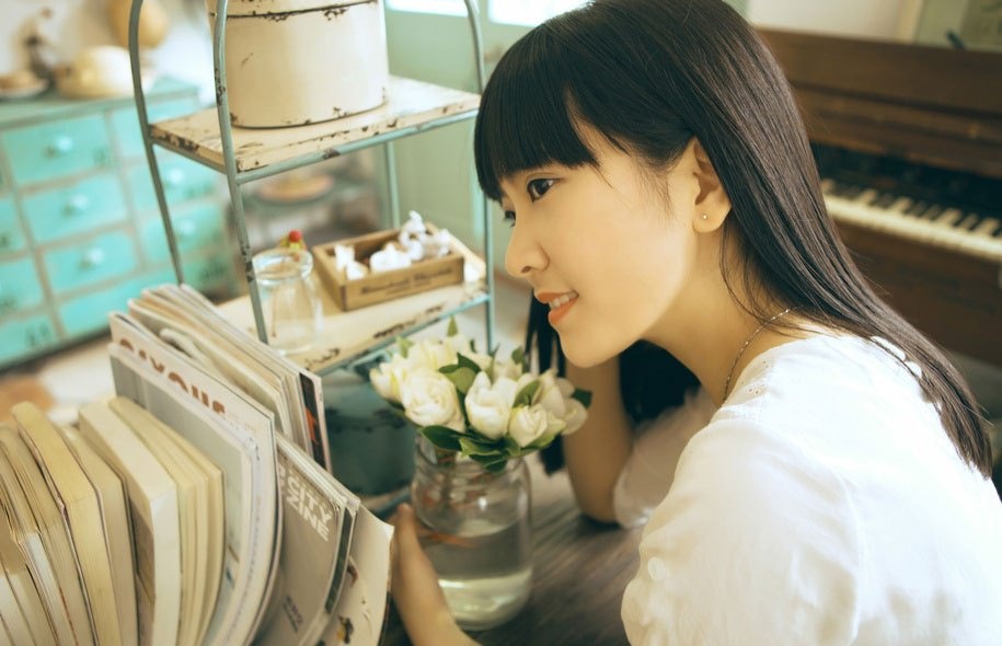 小清新齐刘海美女午后时光咖啡馆惬意写真