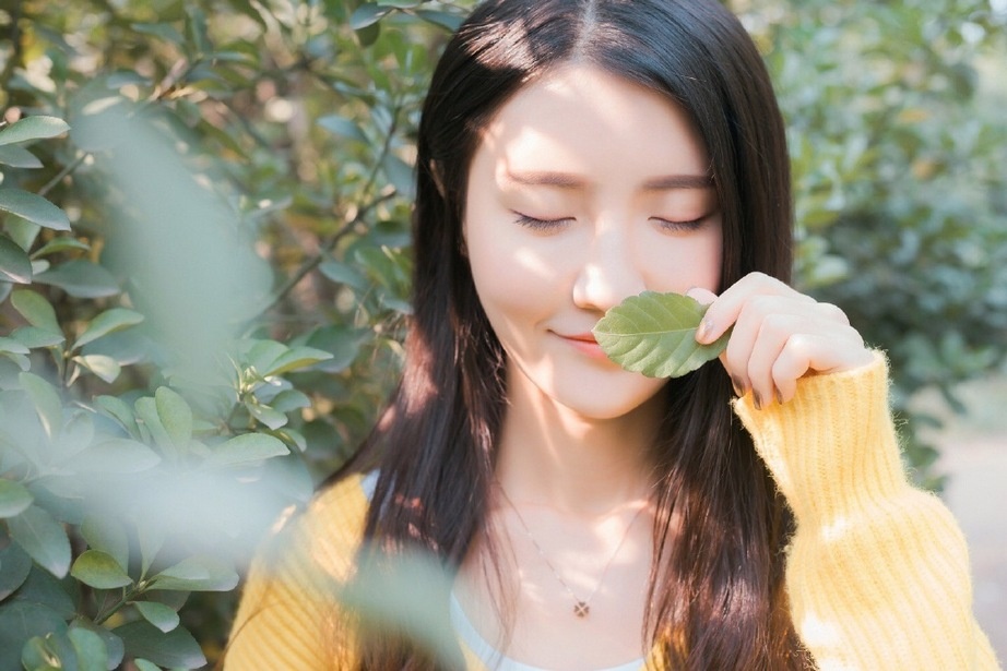 白皙肌肤大美女惊艳双眸户外清纯写真图片