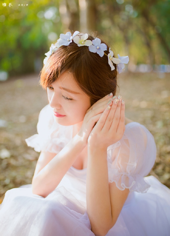 甜美可爱美少女户外白色连衣裙美腿酥胸写真