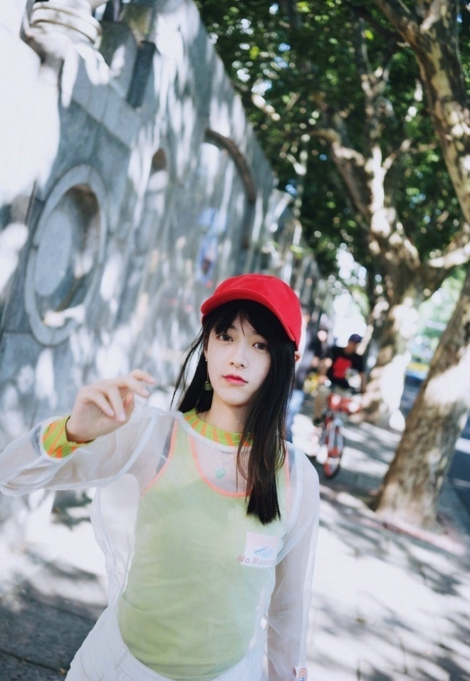 阳光娇俏时尚美女个性不羁街头户外摄影图片