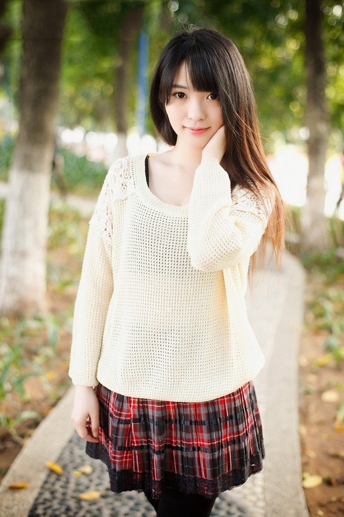 清纯白皙大眼美女缕空毛衣公园气质写真
