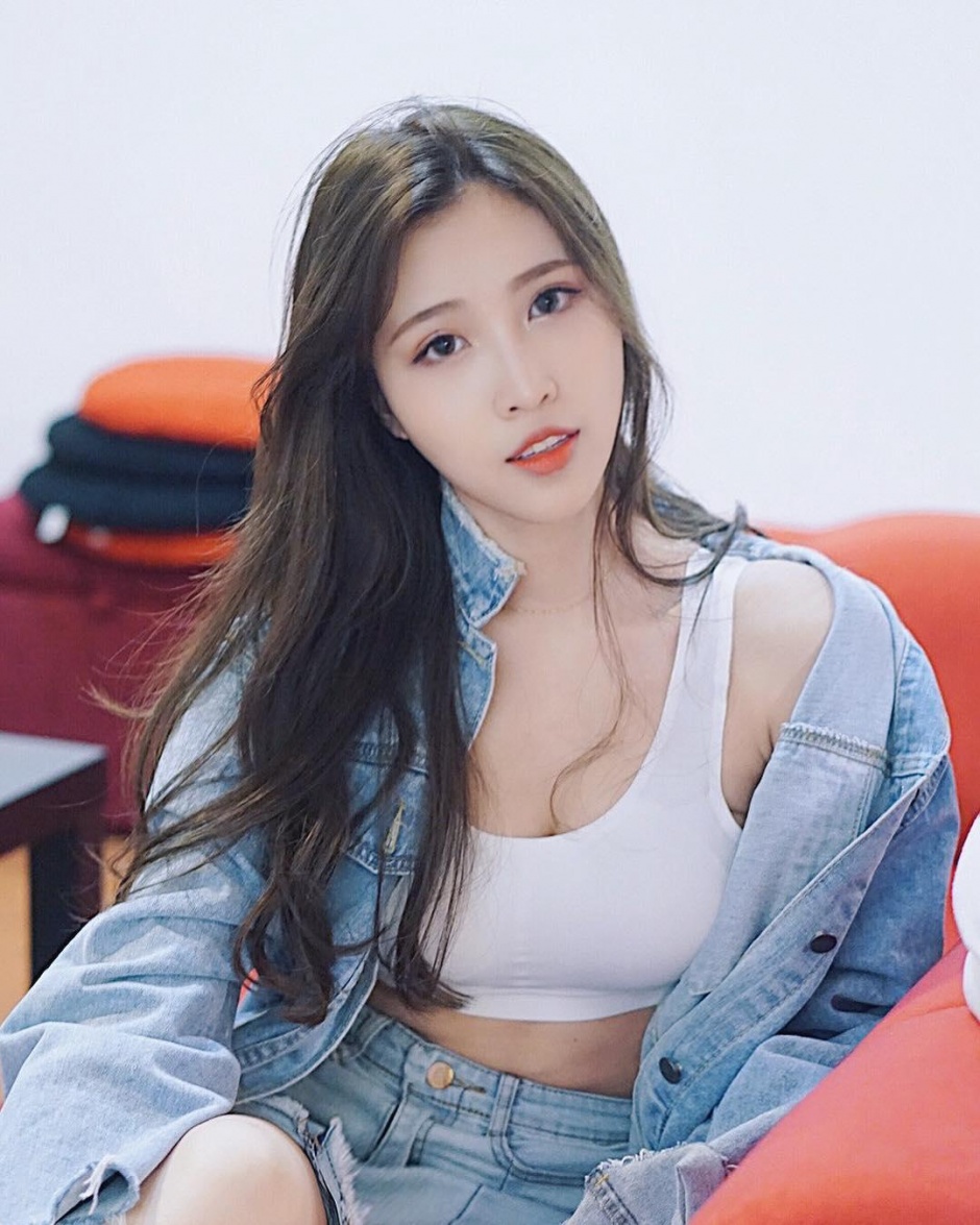 马来西亚女神白嫩大长腿深v低胸性感街拍美图