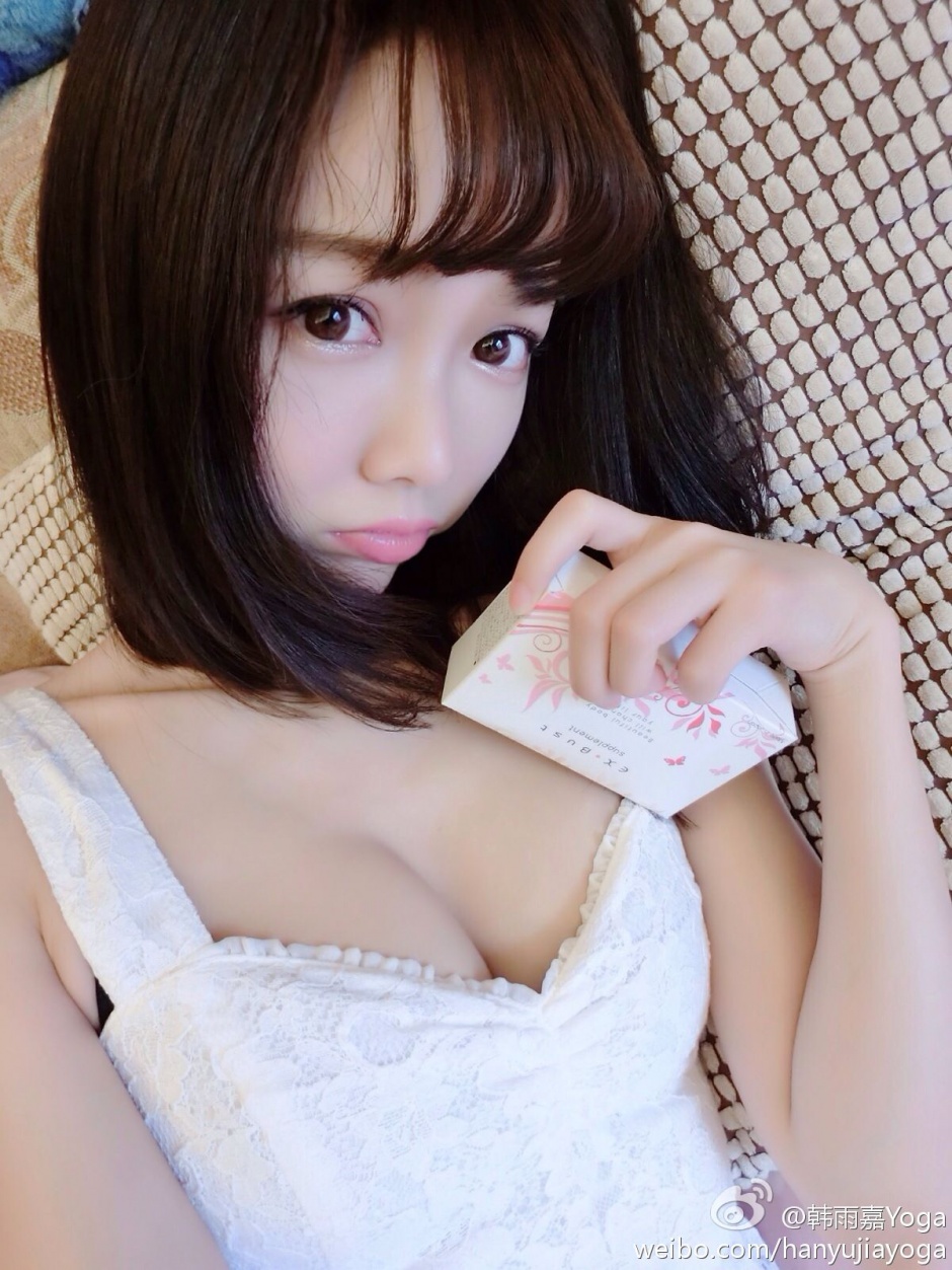 清纯美少女韩雨嘉深沟美胸时尚生活写真