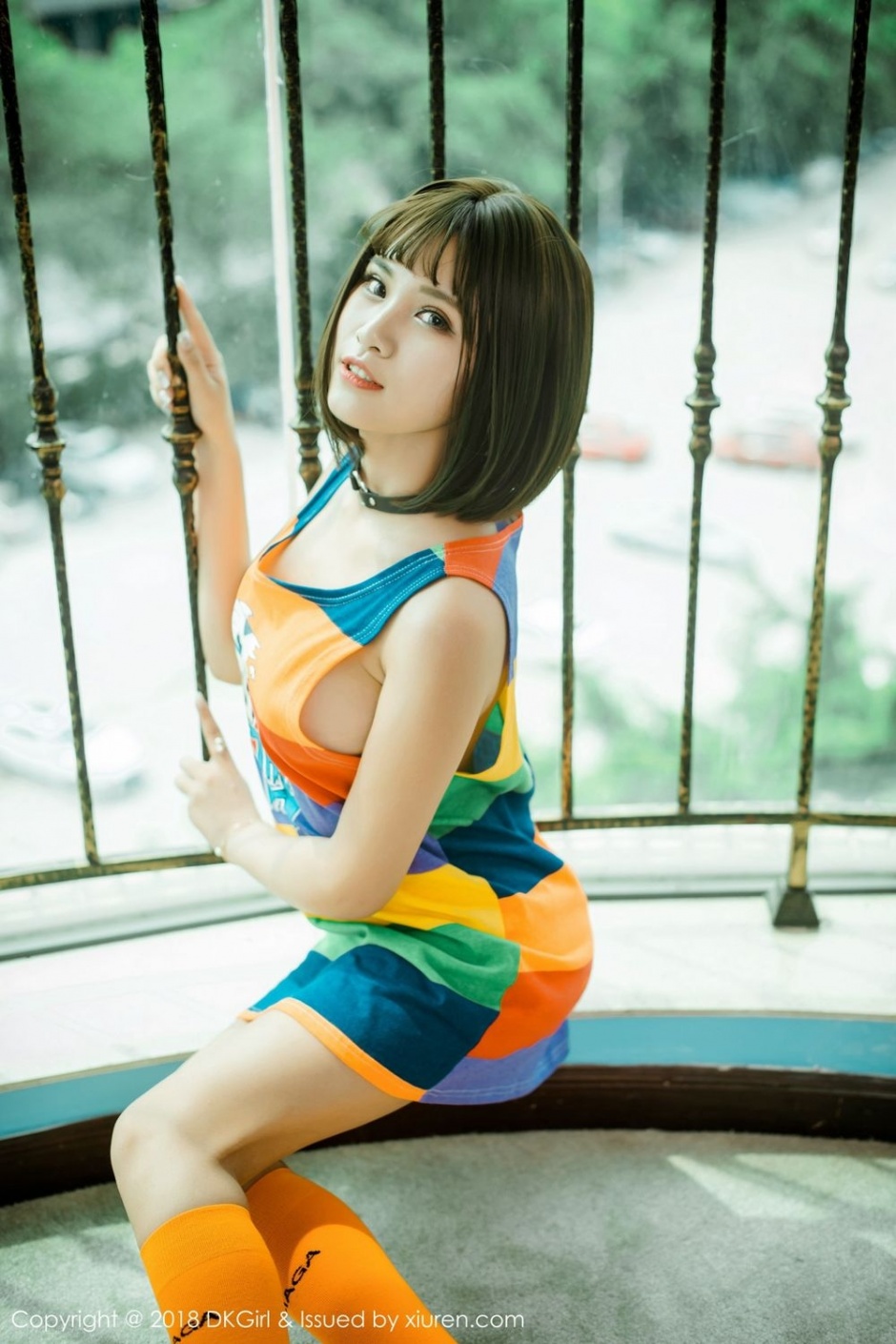 迷人小妖精阳台大秀美腿酥胸性感诱惑