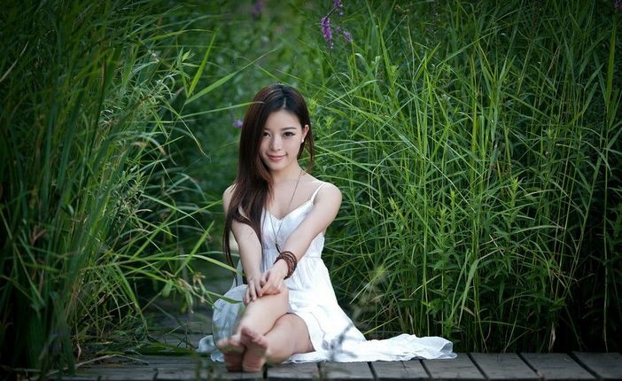 长发气质清纯美女性感吊带白裙诱人写真