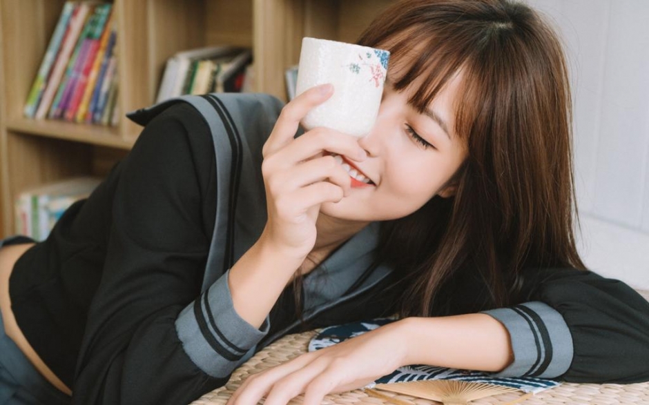 制服美女大学生长发披肩唇红齿白图片