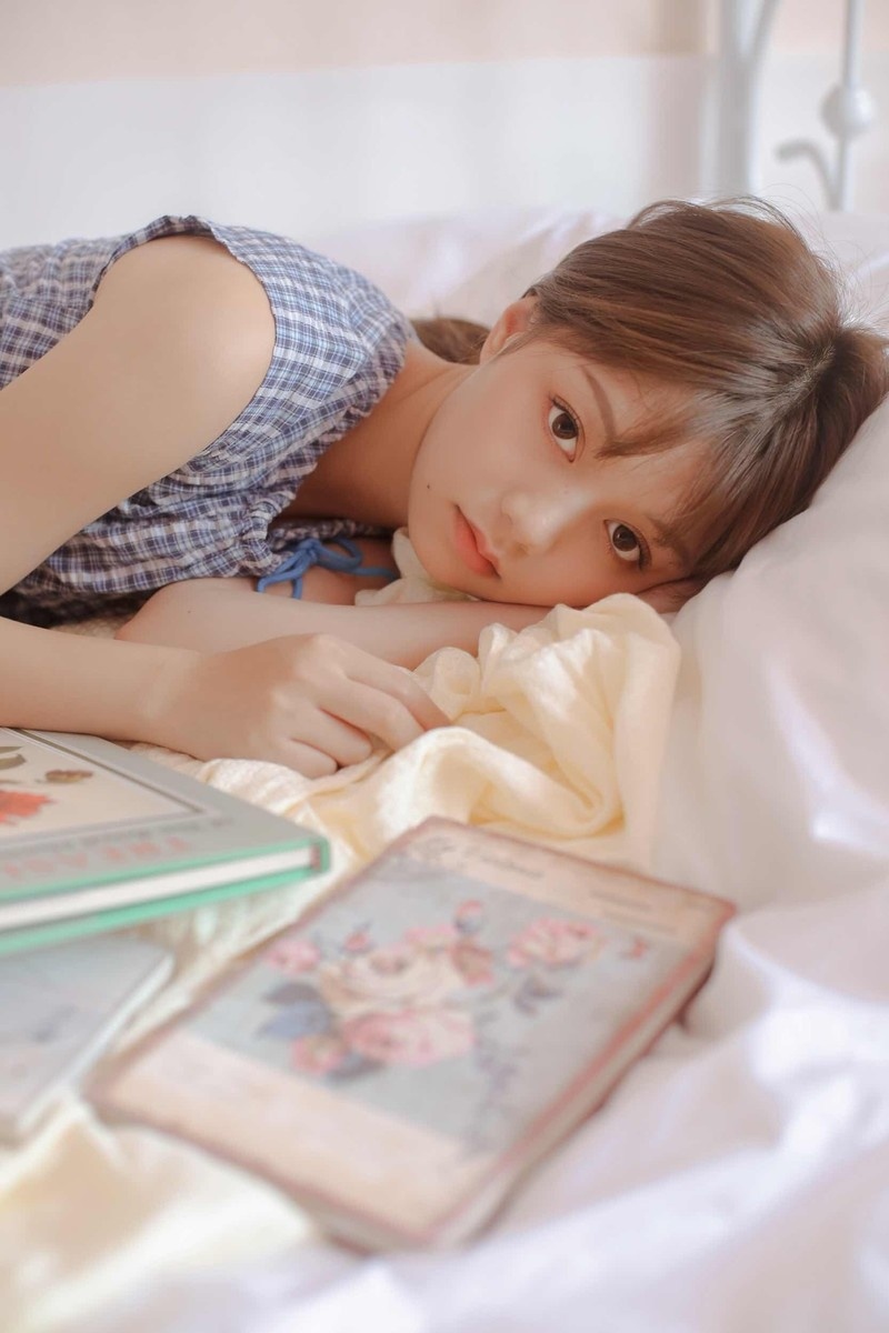 清纯美少女萝莉格子连衣裙温婉舒雅居家写真图片