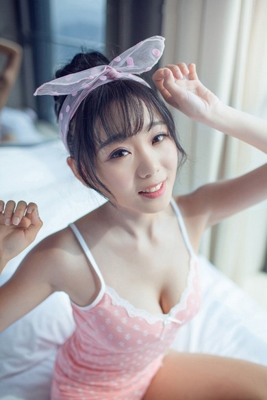 清纯稚嫩美少女酒店酥胸吊带性感美腿写真