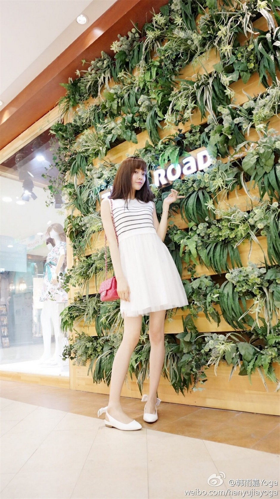 网红美女韩雨嘉白嫩诱人美腿街拍写真