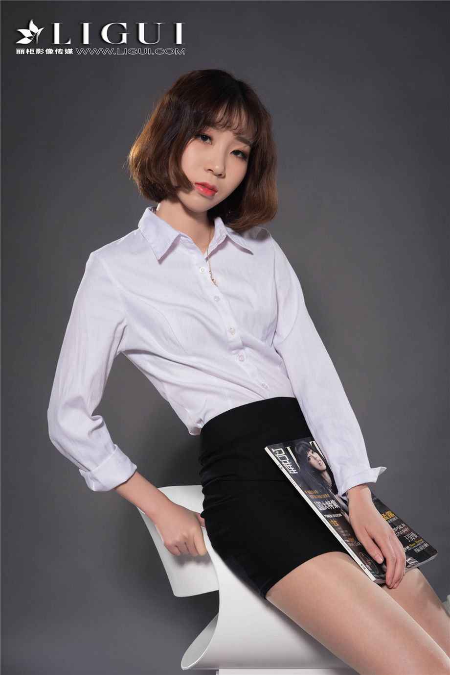 Ligui丽柜 性感美女秘书大池诱人丝袜美腿玉足撩人写真福利图片