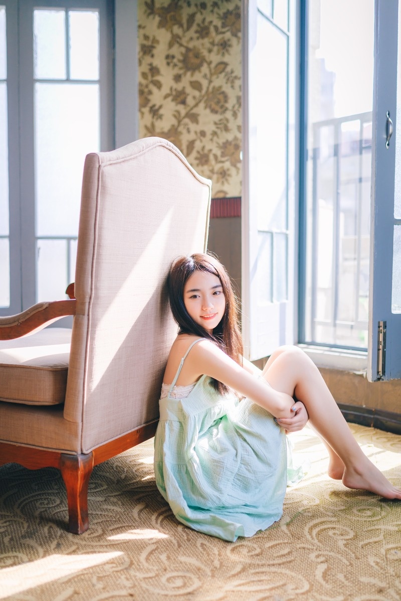 清纯吊带美女唇红齿白居家养眼写真