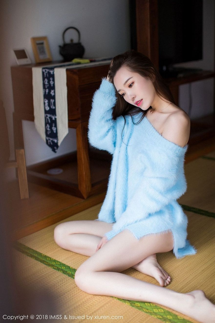 白皙美女金美辛香肩半裸私房脱衣性感挑逗