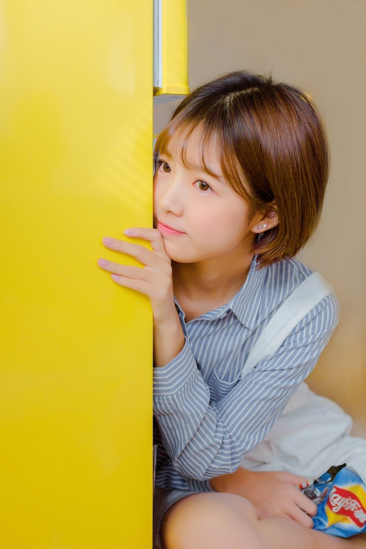 清纯白净短发美女居家甜美写真图片