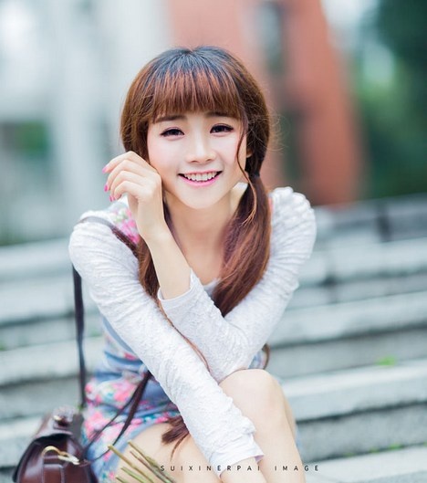 天真烂漫清纯萝莉Loli户外甜笑迷人写真