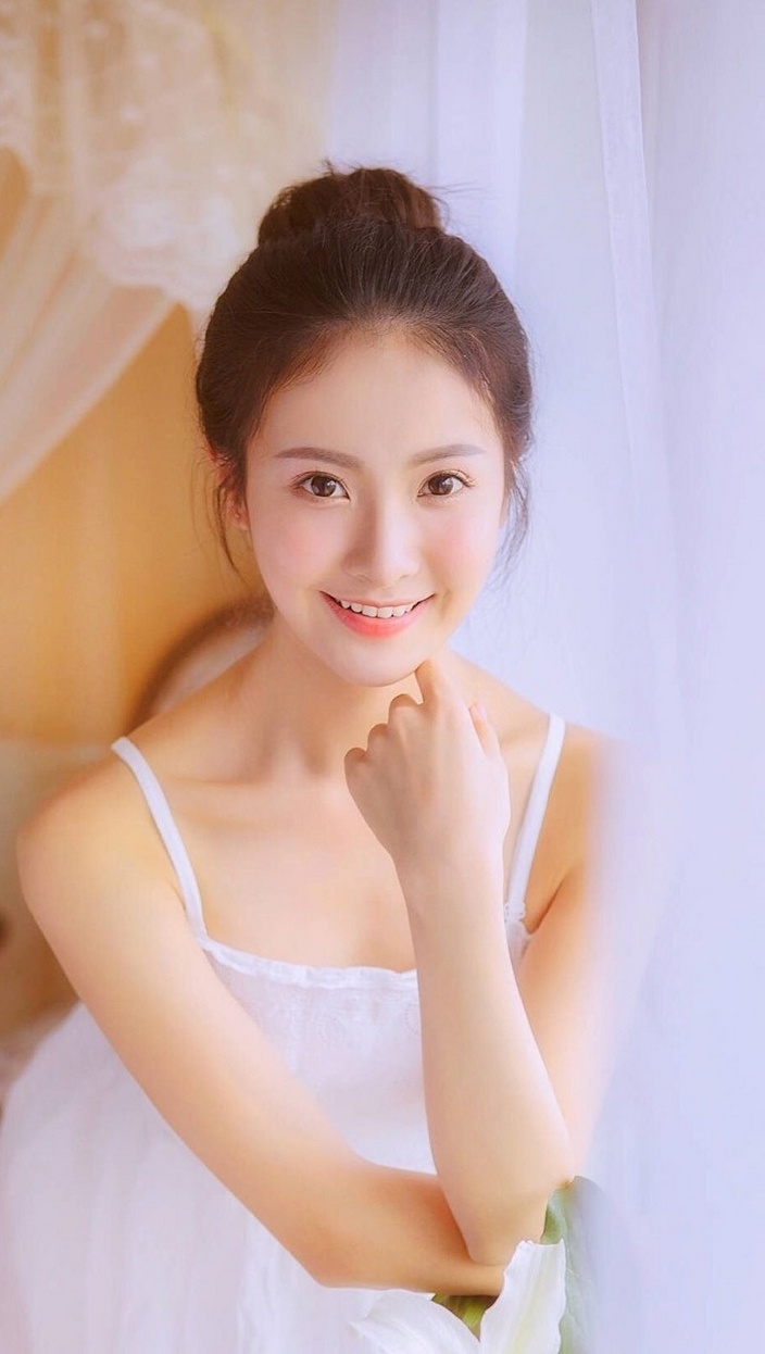 丸子头清纯美少女抹胸吊带秀雅绝俗写真图片