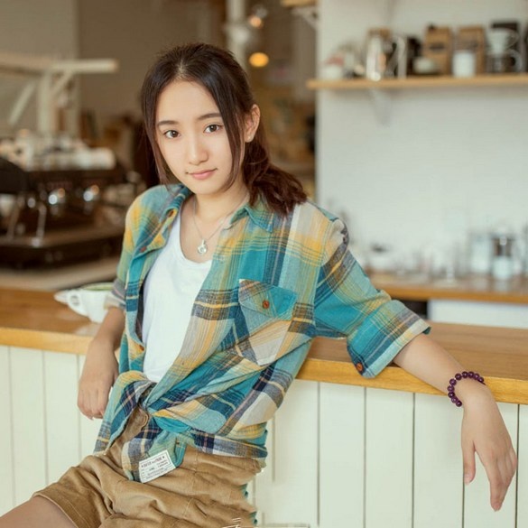 大眼清纯美女居家格子衫休闲写真图片