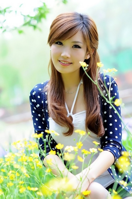 气质养眼冻龄美女户外与油菜花唯美写真