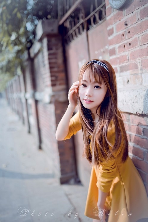 90后高颜值美女黄色短裙户外唯美写真图片