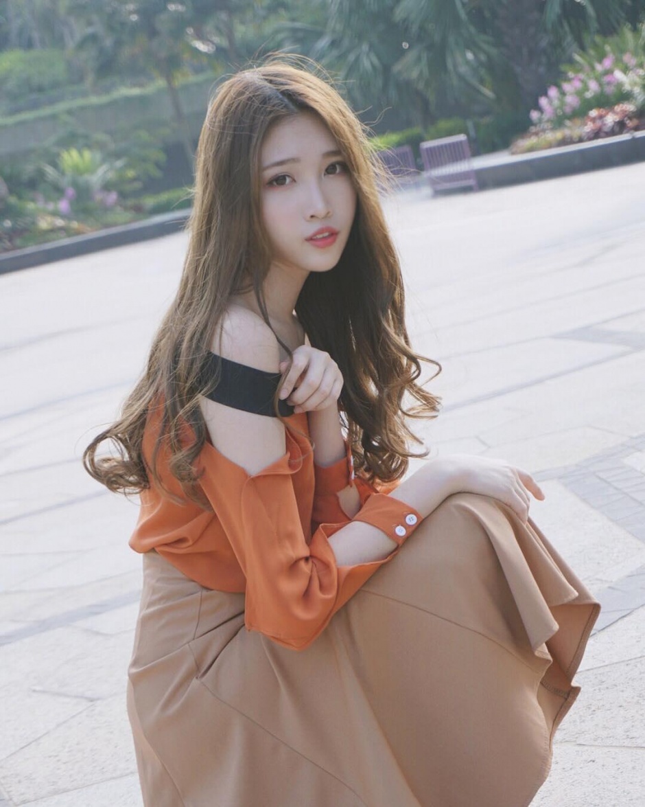 马来西亚女神白嫩大长腿深v低胸性感街拍美图