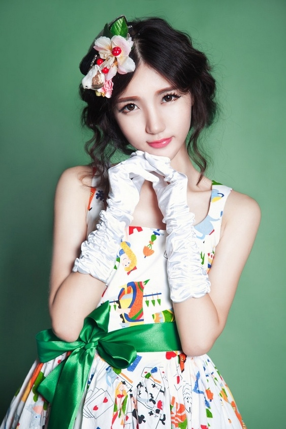 唯美气质白嫩香肩美女迷人写真图片