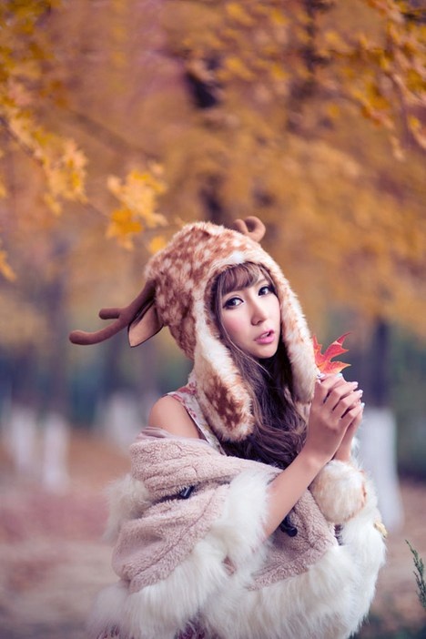 卷发羊毛衣御姐高贵气质深秋枫林美腿写真图片