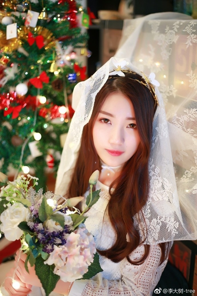 长发美女圣诞节美腿福利秀雅绝俗写真图片