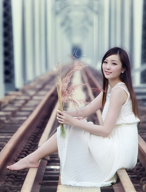 清纯美女铁轨写真肌肤如玉白皙迷人