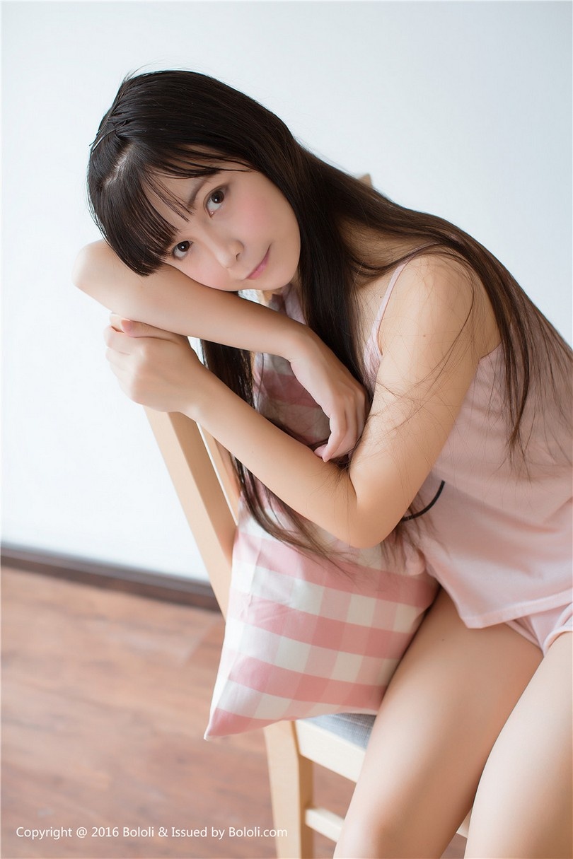 粉嫩萌妹子cn鱼丸居家性感吊带睡衣挑逗写真